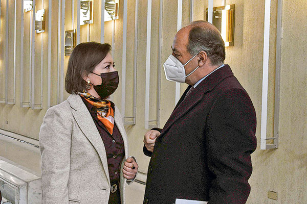 Gianina Figueroa, presidenta de Unapyme, conversa con Juan Sutil, presidente de la CPC, en la cuenta pública presidencial. Foto: Agencia Uno