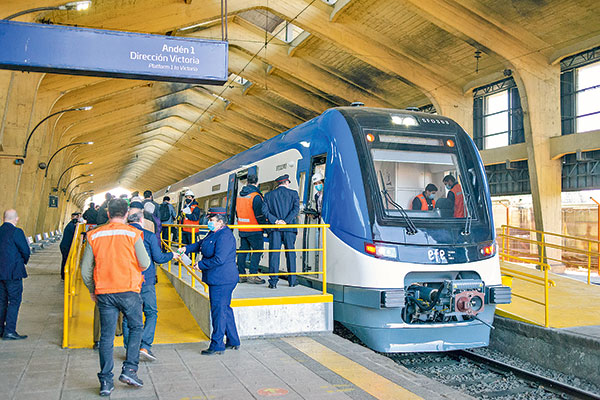 Gobierno impulsará 10 proyectos ferroviarios y fija año de inicio del tren Santiago-Valparaíso