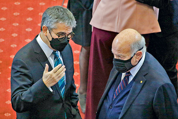 El ministro Marcel dialoga con el senador José Miguel Insulza en la sede del Congreso en Valparaíso. Foto: Agencia Uno