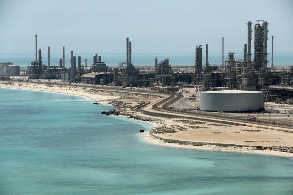 FT: Arabia Saudita está lista para bombear más petróleo si la producción de Rusia se hunde por sanciones