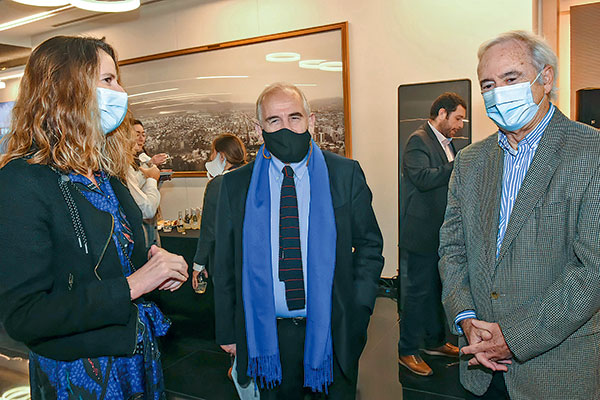 Paula Urenda, gerenta general de la CChC; Carlos Montes, ministro de Vivienda y Urbanismo, y Antonio Errázuriz, presidente de la CChC.