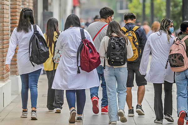 Condonación del CAE: más del 80% del Panel UC considera que es una mala política pública