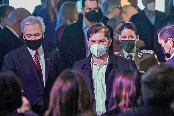Joaquín Lavín, Emmanuel Macron y Boris Johnson: los elegidos por el presidente Boric ante los empresarios de la construcción