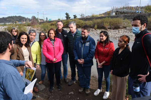 El Gobernador de la región Metropolitana, Claudio Orrego, junto a los ediles de Lo Barnechea, Vitacura, Las Condes, Peñalolén, Independencia y Maipú, además de representantes de los municipios de Santiago y Renca.