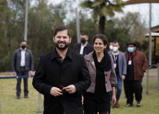 El Presidente Gabriel Boric y la ministra del Medio Ambiente, Maisa Rojas, en la conmemoración del Día Mundial del Medio Ambiente.