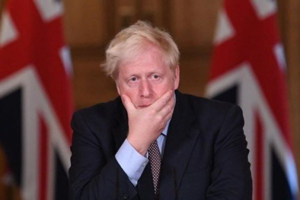 Primer ministro británico sobrevive a voto de censura, pero podría tener los días contados en el cargo