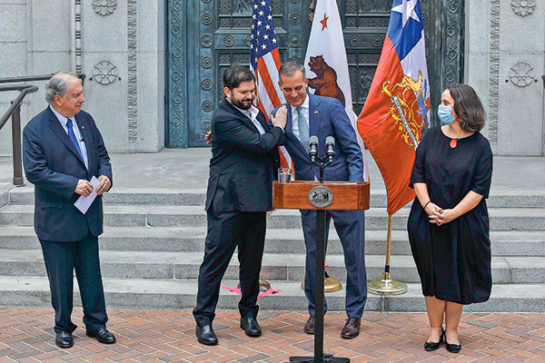 Tras la reunión con el alcalde de Los Ángeles, el Presidente dialogó con la prensa. Foto: Agencia Uno