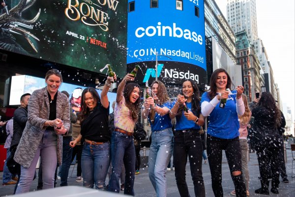 Empleados de Coinbase celebran tras la apertura a bolsa de la compañía en abril de 2021. Foto: Bloomberg