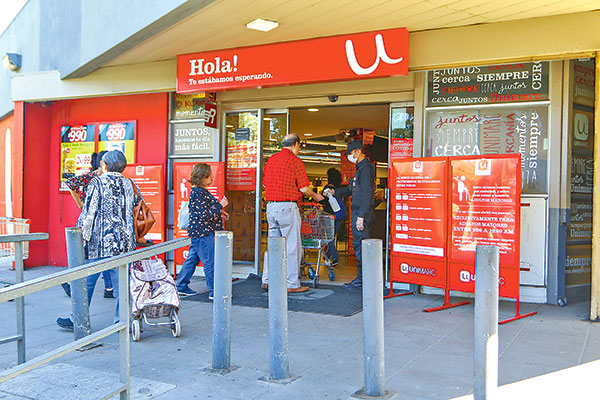 <p>Supermercadista chilena lanza canasta de 150 productos para combatir inflación y anuncia alianza con Mercado Libre</p>