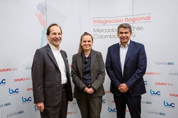 De izquierda a derecha: Juan Andrés Camus, presidente de la BCS; Claudia Cooper, presidenta de la BVL; y Mauricio Rosillo, chairman de la BVC.