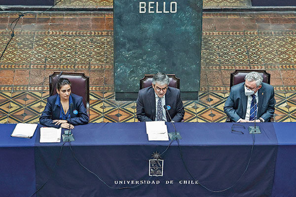 A fines de abril, el ministro Marcel y la subsecretaria Sanhueza iniciaron los diálogos sociales de la reforma. Foto: Agencia Uno