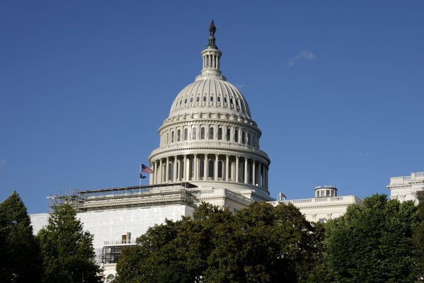 Senadores de EEUU dan luz verde a modestas reformas de armas tras tiroteos