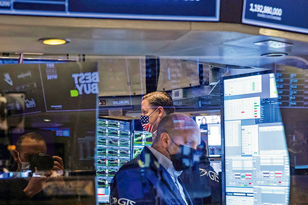 Dólar salta a $ 861 por presiones inflacionarias en EEUU, mientras Wall Street sufre por temores de recesión