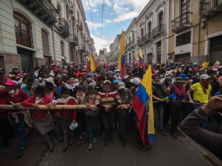 Grupos indígenas en Ecuador bloquean carreteras en protestas por políticas económicas