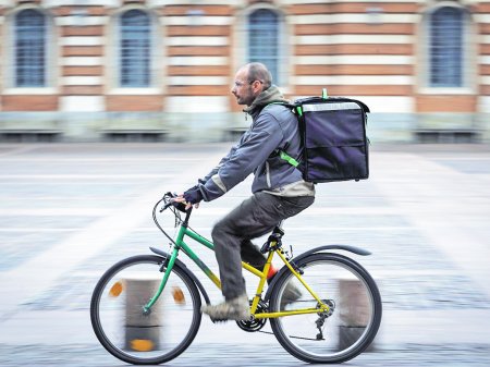 Los dispares avances que muestran las regulaciones de trabajadores de plataformas digitales en la región