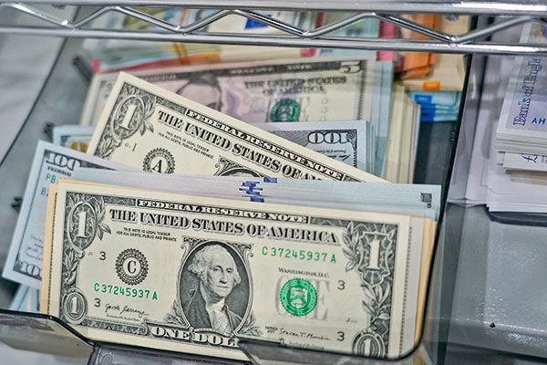 Capital Economics alerta por el alto déficit de cuenta corriente de Chile y advierte impactos en dólar y alza de tasas