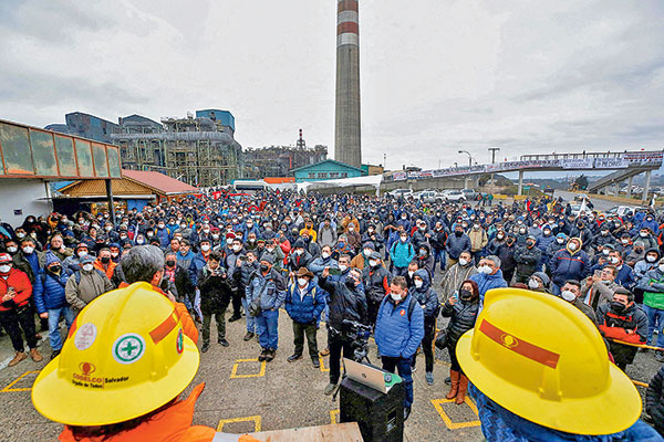Trabajadores de Codelco presionan por inversiones en Ventanas y empresa responde: mantiene suspendida la fundición