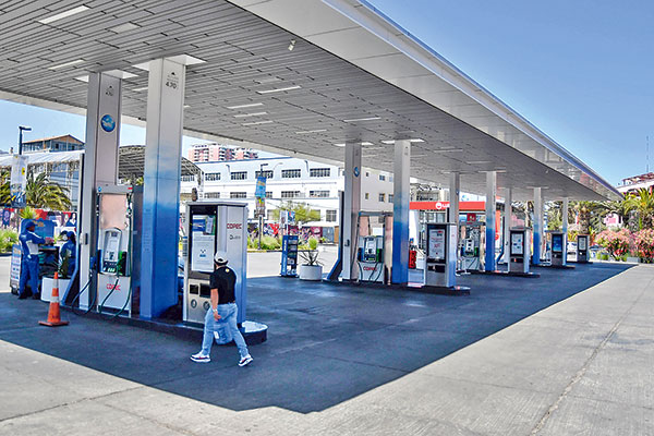 Debuta el nuevo ajuste al Mepco: bencinas cumplen 42 semanas de alzas y esta vez suben $ 11,8