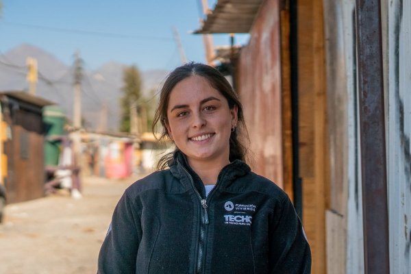 Podcast Especial 100 - Isidora Lazcano, directora social de TECHO, sobre campamentos: “Si no se pone urgencia va a seguir empeorando”
