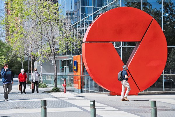 Sigue el éxodo: Transbank también se va del centro de Santiago