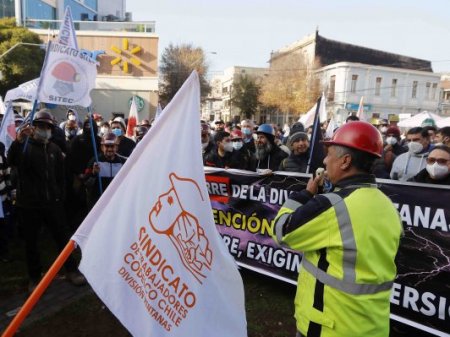<p>Trabajadores de mayor minera de cobre del mundo llaman a una paralización por cierre de fundición y negociaciones no avanzan</p>