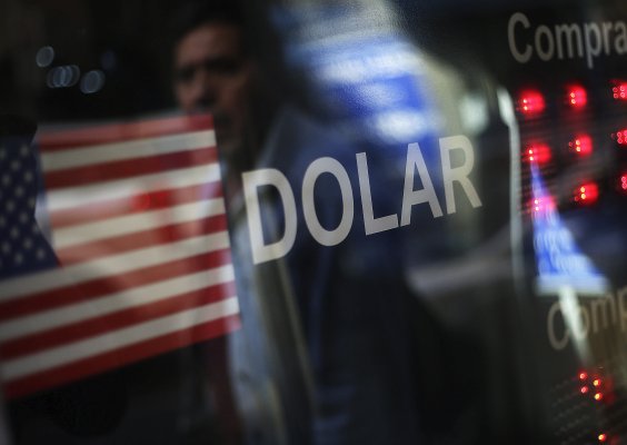 ¿Qué hacer con un dólar en máximos históricos? Expertos dan sus consejos de ahorro