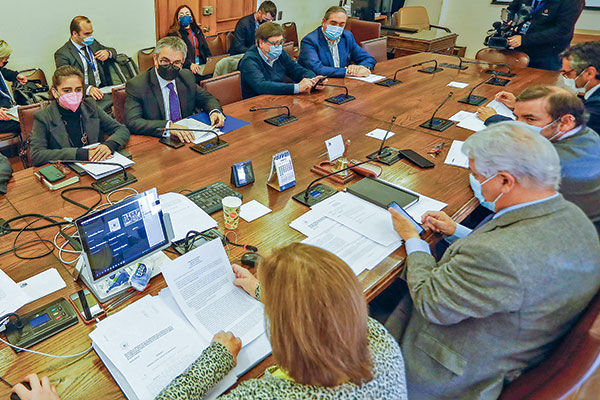 Marcel y Sanhueza tendrán un nuevo cara a cara hoy con diputados y senadores oficialistas.