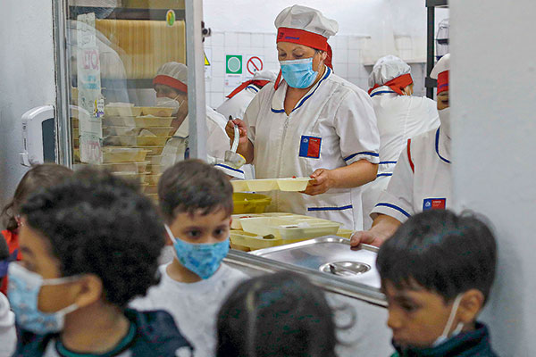Alerta en Junaeb: concesionarios declaran estar al borde del colapso por alzas en costos de alimentos