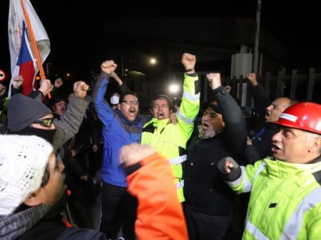 <p>Trabajadores de Codelco inician paro en divisiones en rechazo a cierre de Ventanas</p>