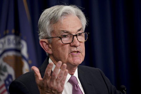 Powell cree que la inflación puede persistir a futuro y admite que la recesión "es una posibilidad"