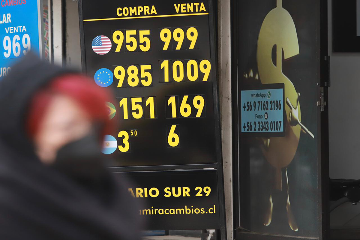 <p>¿Qué hacer con un dólar en máximos históricos? Expertos dan sus consejos de ahorro</p>