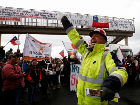 <p>Trabajadores de estatal minera de Chile levantan paro y acuerdan mesa de trabajo con la empresa sobre fundición Ventanas</p>