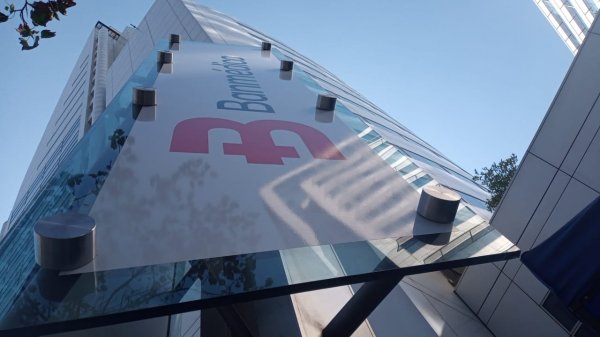 Banmédica lanza ofensiva contra fallos por alza de planes de isapres: controlador inicia gestiones en EEUU