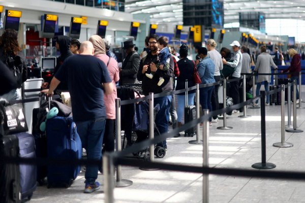 El "verano infernal" que provocan los colapsos en aeropuertos en Europa