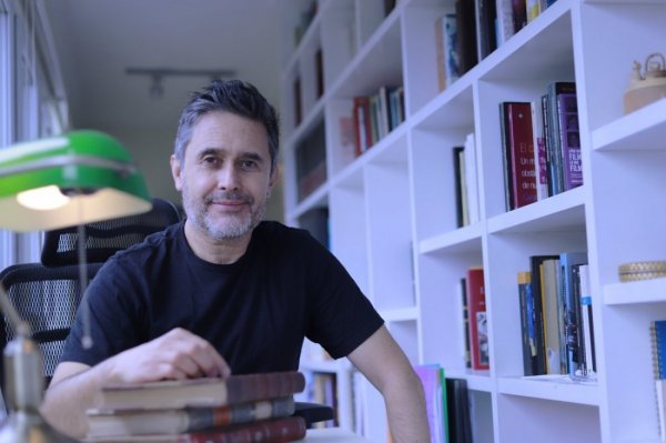 Julio Rojas, el cerebro creativo tras la audioserie que fichó a Julianne Moore y Oscar Isaac