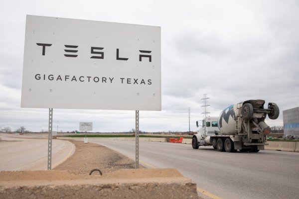 Señalización al exterior de la Gigafábrica de Tesla en Austin, Texas, meses antes de su inauguración en abril. Foto: Bloomberg.