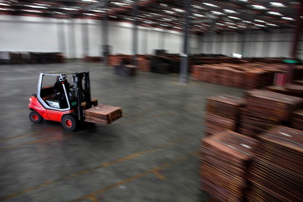 Cobre recorta ganancias que tuvo por el anuncio de China de reducción en tiempo de cuarentenas y opera plano