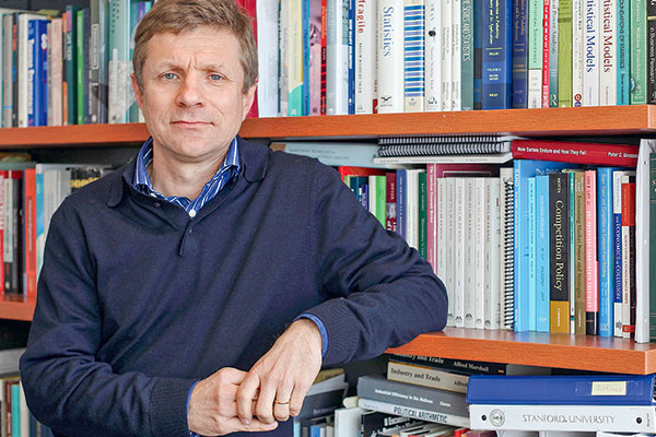Alexander Galetovic, ingeniero comercial, doctor en Economía y Senior Fellow de la Universidad Adolfo Ibáñez (UAI).