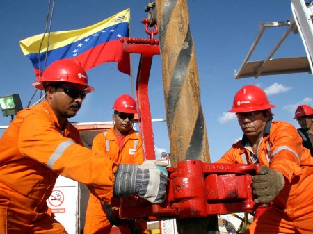 <p>Segunda mayor refinería de Venezuela suspende producción de gasolina</p>