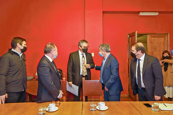 Marcel y Sanhueza se reunieron ayer con legisladores de la oposición. Foto: Julio Castro