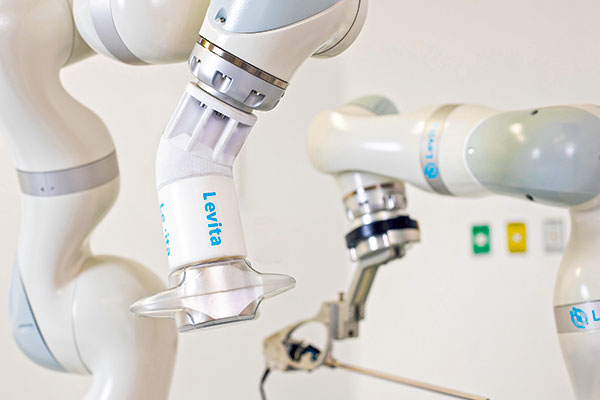 El robot “Levita” ya ha realizado 50 operaciones en clínicas y hospitales en Chile.