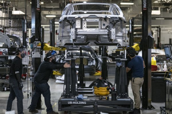 Actividad manufacturera en Estados Unidos se debilitó en junio a un mínimo de dos años