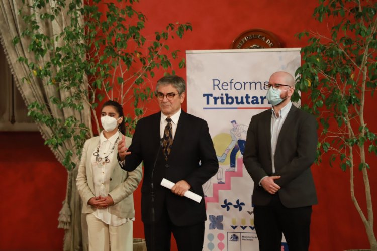 <p>Gobierno chileno presenta su reforma tributaria: royalty "híbrido" a la minería, impuesto a riqueza y baja a empresas</p>