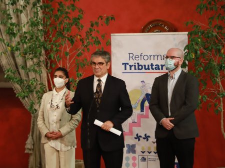 <p>Gobierno chileno presenta su reforma tributaria: royalty "híbrido" a la minería, impuesto a riqueza y baja a empresas</p>