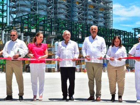 <p>Presidente de México inaugura en silencio primera etapa de controversial refinería Dos Bocas</p>