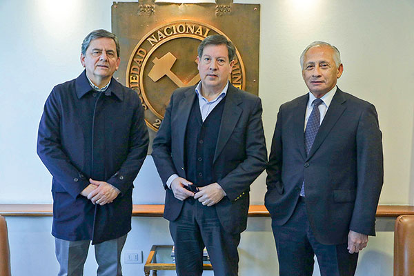 Riesco formaliza su candidatura a la Sonami y busca resaltar el papel de la mediana minería