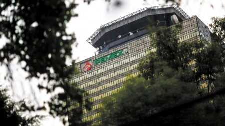 <p>Altos precios animan a la mexicana Pemex a apostar por gas en aguas profundas</p>