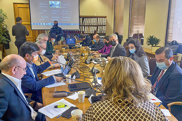 Gremios se lanzan contra proyecto para estabilizar cuentas de luz y se intensifica debate con el gobierno