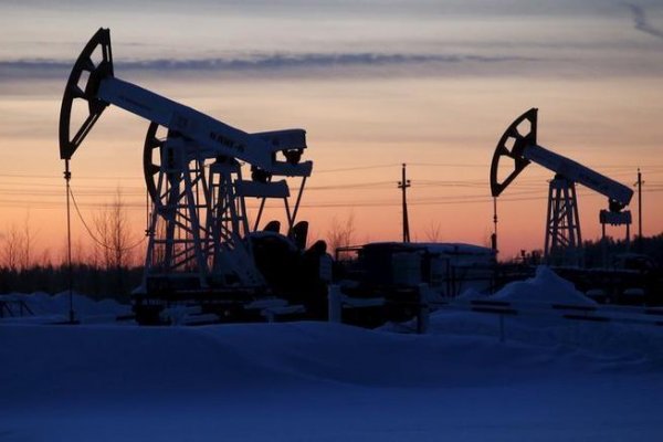 Petróleo cae bajo los US$ 100 ante riesgos de recesión
