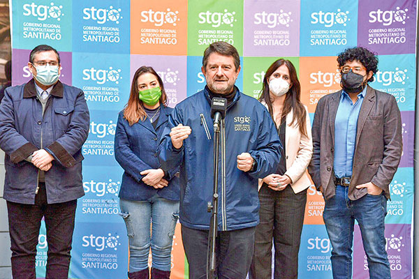 El gobernador de la RM, Claudio Orrego, junto a representantes de FCh y del gobierno regional.